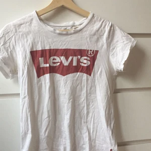 Levi’s t-shirt - Vill bli av med den, lägg eget bud om du vill<3