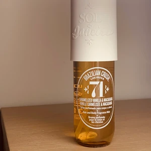 Sol de Janeiro, Brazilian Crush ’71 - Säljer den då den inte kommer till användning och jag har för många parfymer. Detta är en mist! Luktar karamell och nötter- verkligen något för gourmand-älskaren🍪🍮🍯! Fungerar såväl på vintern som på sommaren! Endast tagit 2 sprut!