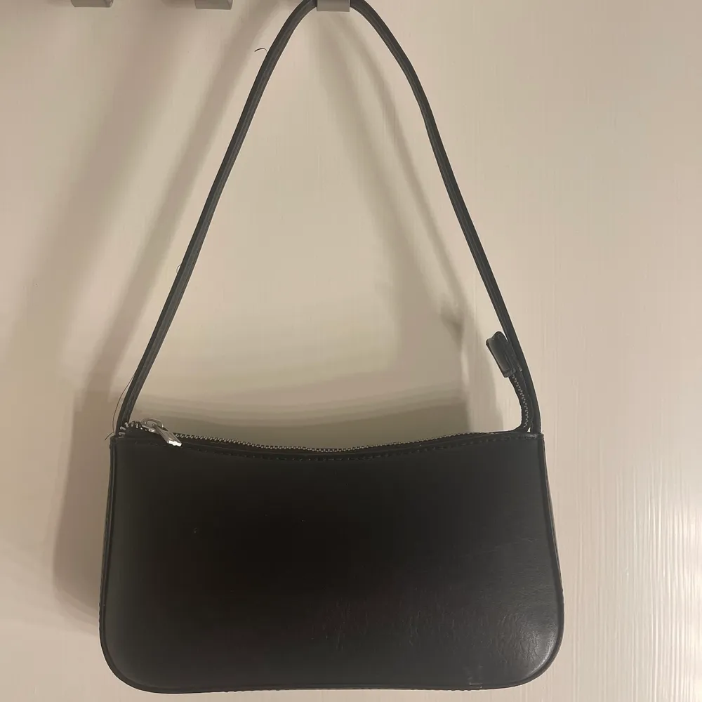 En jätte fin axelväska från brandy melville i läder. Jag säljer den pgd av att den ej är min stil och Inte kommit till användning. Köpt för 250kr men säljer för 200 pris kan diskuteras . Accessoarer.