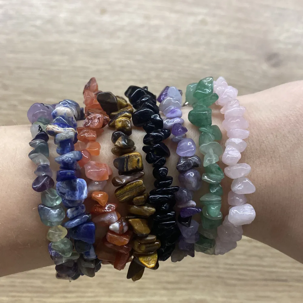 Säljer fina kristall armband som justerar! 🔮. De är handgjord med crystalchips som är köpta från kristall affären :) har bevis att kristallerna är äkta! 🖤 Ifall ni har frågor skriv privat! Perfekt som present! 💕 gör de runt 15cm långa (+ några cm för justering/kjedja) och kostar 40kr/styck 💖 Har Rose quartz 💕, Green adventurine 💚 Amethyst🔮, dyed agate❤️, tigers eye 🤎, obsidian🖤, sodalite💙 och flourite💜. Accessoarer.