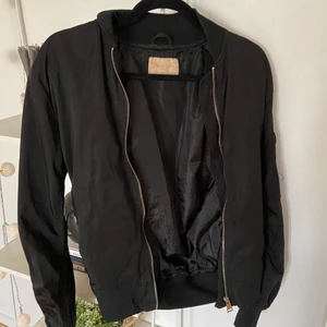 Bomber Jacka - Väl använd. Vet ej märket 🤎