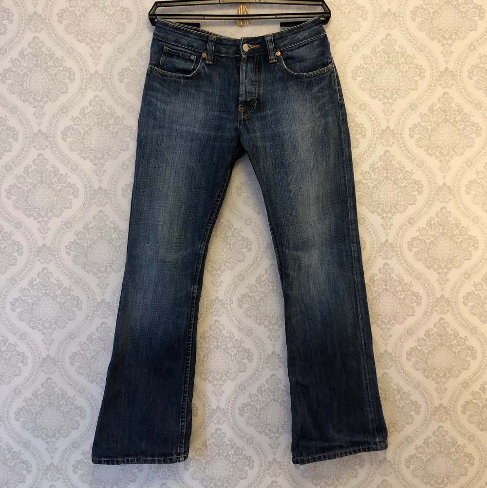 Riktigt snygga mörkblå lågmidjade jeans från fit lad! De är vida och i väldigt bra skick. Säljer då de är lite för korta på mig. Midjemått är ca 78 cm och innerbenslängden ca 77 cm. Skriv för fler bilder!💗 . Jeans & Byxor.
