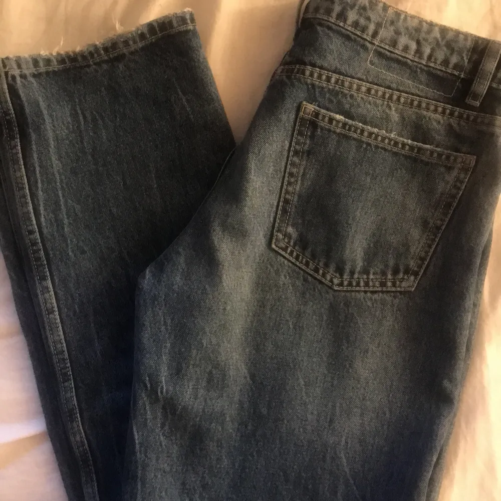 Jag säljer nu mina mid Rise jeans från zara, de är i jättebra skick och endast använda en gång. Köptes för cirka 1 månad sedan och är i storlek 38, därav är dem lite för stora för mig som vanligtvis har 36! Säljer helst men kan även byta om någon skulle ha ett par i 36!💓⚡️ skriv om ni har några frågor!💕. Jeans & Byxor.