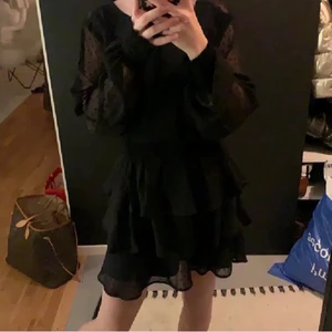 Klänning - Superfin klänning, den går även att användas som en kjol med en stickad tröja över. Frakt tillkommer på 66kr