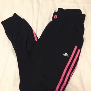 Adidas byxor  - Säljer mina adidas byxor för 200kr