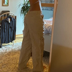 Beiga lågmidjade jeans 🧚🏼 - Beiga lågmidjade jeans från Urban Outfitters i nyskick köpta för ca 700kr 🌷 Storlek M men passar också S