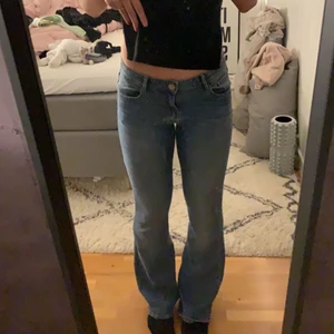 Jeans - Lågmidjade vida jeans som sitter tajt upp till( från Cubus) 💙💙( sitter som Xs/S och går ner till marken på mig som är 172cm lång)