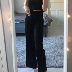 Kostymbyxor  - Svarta kostymbyxor från bikbok. Väl använda och lite noppriga 