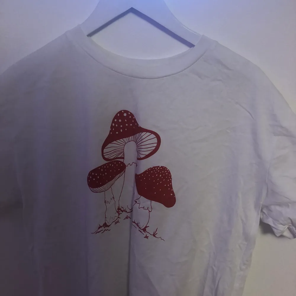 Supersöt t-shirt från Monki med svampar på 🍄 Sparsamt använd, frakt tillkommer 💕. T-shirts.