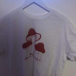 Supersöt t-shirt från Monki med svampar på 🍄 Sparsamt använd, frakt tillkommer 💕