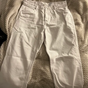 Vita MomJeans  - Jättefina momJeans från H&M i storlek 48, dock som en liten 44 eventuellt 42. De har en liten fläck vid ena framfickan, annars nyskick. Enbart testade. 