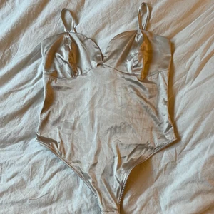 Ljusbeige body - Beige body i silkematerial från Gina Tricot. Aldrig använd. Storlek L men passar mindre  Frakt tillkommer✨