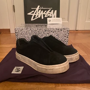 Eytys mocca skor stl: 41  - Ett par Eytys mocca skor.                                                     Stl: 41.                                                                                             Använda i gott skick och kvitto finns. Även påse tillkommer som man ser på bilderna.                                 Köpta på Shelat inne i Göteborg.                                        Nypris: 1700 kr.                                                         Finns att hämta i Askim. 