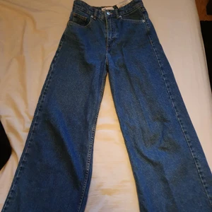 Zara jeans - Säljer mina vida och högmidjade jeans ifrån zara st32, så sköna och populära!! Hör av er vid intresse💕