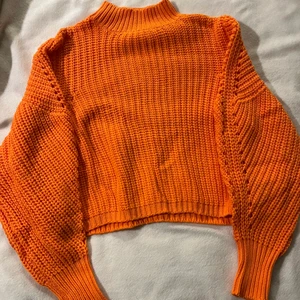 Orange stickad tröja  - En fin orange stickad tröja med ballongärmar från ellos. Väldigt mjukt material och superskön tröja! Har en liten krage! Hör av er vid frågor eller fler bilder💜 Använd några gånger bara! 