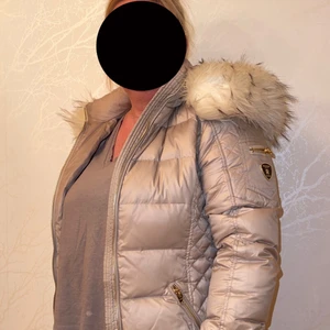 Rock and Blue  - En beige Rock and blue jacka i storlek 42 men liten i storleken. Det är en väll gjord fake päls som är avtagbar samt luva. Jackan är hel och ren. 