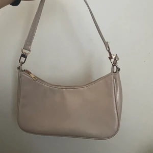 baguette väska - Beige väska med en glittrig ”underton” i ljus. Från bikbok, Nypris 299kr 