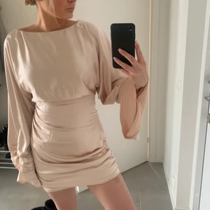 Hanna Schönberg X NAKD - Säljer denna supersnygga klänningen som tyvärr inte kommer till användning! Aldrig använd och lapp finns kvar🥰.       Det finns en söm som går rakt över brösten som fanns där vid köpet men syns knappt 