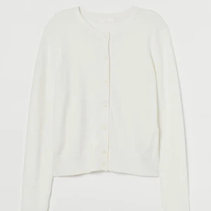 Vit kofta från hm - Finstickad kofta från hm i färgen cremevit. Säljer då den är för liten för mig. 