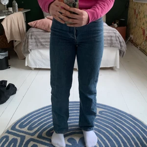Levisjeans ribcage straight  - Superbra skick, använda men inga slitage, säljer för att de inte används, jag är 167