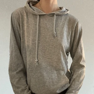 Grå hoodie - Grå hoodie i storlek S, bra skick. Skriv om du har fler frågor, köparen står för frakt :)
