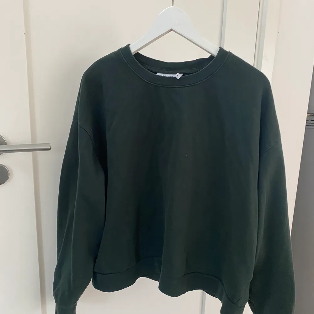 Mörkgrön sweatshirt från Weekday❤️ Storlek M!. Tröjor & Koftor.