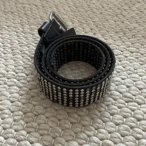 Nitbälte liebeskind - Svart nitbälte från liebeskind. Storlek 80cm. Äkta skinn. Jättefint💕🌸🌸