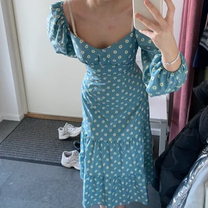 Blommig långklänning - En så vacker och oanvänd klänning, helt perfekt inför sommaren 2022!!🌞 den är i storlek S och köpt från Shein, orginalpriset ligger på 200kr. Den har en dragkedja vid höften och vacker knytning vid ryggen🍀