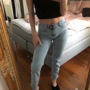 Jeans från pull&bear - Jeans från pull&bear i storlek s. Använda men i väldigt bra skick. Säljes då de är lite korta på mig som är ca. 169 cm. 120 kr inklusive frakt. 
