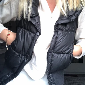 Svart väst - Svart väst som sitter sjukt snyggt. Hittar ej storlek men passar XS/S