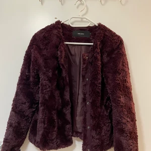 Snygg fuskpäls jacka i lila/vinrött - Knappt använd! Strl xs-s