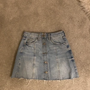 Jeanskjol ifrån forever 21 - En superfin jeanskjol ifrån forever21. Hör av er för mer info