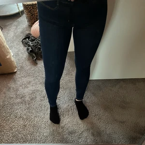 Blå jeans storlek L  - Ett par blå jeans från något märke som heter ”77th flea” i storlek L, använda ett fåtal gånger så dom är i nyskick, tror dom köptes för ca 400, säljer dom för 100kr + frakt. 