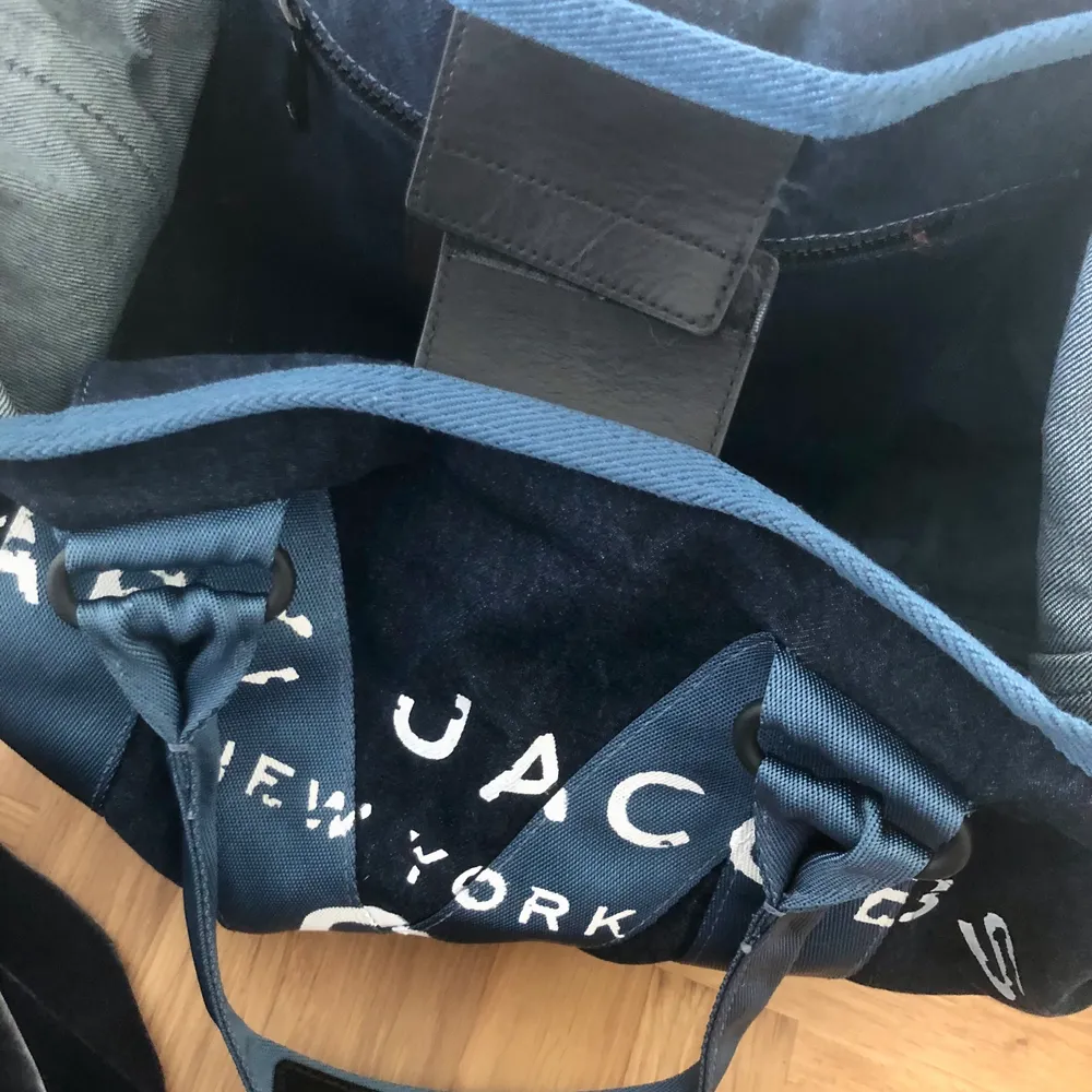 Jeansväska från marc jacobs! Köpt på jackie för nått år sedan! Sparsamt använd 🦋🦋. Väskor.