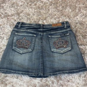 Skirt - En kjol i y2k stilen, använder inte och vill bara bli av med. Inget fel med kjolen det är bara inte min stil längre!