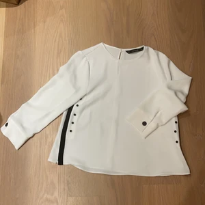 Blus i fint material från Zara strl S - Officerwear blus i fint material från Zara, använd engång. Storlek S 