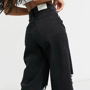 Svarta håliga jeans - Svarta håliga jeans från Bershka, säljer pågrund av att de inte kommer till användning