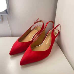 Klackskor - Säljer dessa snygga skor som är helt oanvända. Nypris är 400kr men säljs för 200kr. Klacken är 2-3 cm och är i strl 37