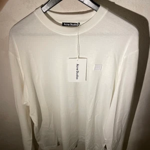 Helt ny Acne Studios tröja!  - Helt ny tröja med alla lappar kvar, storlek S. Fick i present men var tyvärr för stor ❤️‍🩹 lite större i storleken så jag tycker den är unisex! Köpt på Acne butiken i Stockholm för 1300kr.