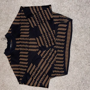 Ginatricot - Denna jätte snygga stickade tröja från ginatricot🙌🏽 lite kortare men ändå inte för kort, när jag köpte den kosta den 399kr men jätte sällan använd så säljer den för 200 kr+frakt🙌🏽💓tröjan funkar för XS S och M men det bror på hur stor man vill att den ska vara🙌🏽⚡️FÖR INTRESSE SKRIV HÄR I KOMMENTARERNA ELLER I MIN INSTAGRAM DM (livalfredsson)🤩🌟💓🙌🏽⚡️