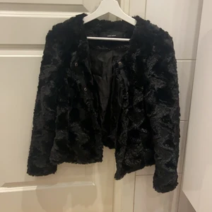 Jacka - Perfekt höst/vinterjacka i päls imitation. Är från vero Moda i storlek S. (Säljer kläderna på min sida billigt i samband med flytt). Eventuell frakt står köparen för. 