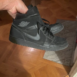 Air Jordan 1 Mid Triple Black - Fina svarta jordans som passar med nästan vad som helst! Bra skick 