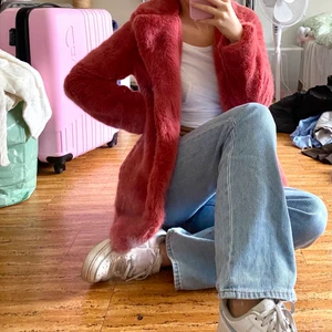 Pälsjacka - Jättefin pälsjacka. Perfekt till vinter då den är jättevarm. Jättebra skick, inga slitningar eller tecken på användning. Storlek XS men passar nog större också.