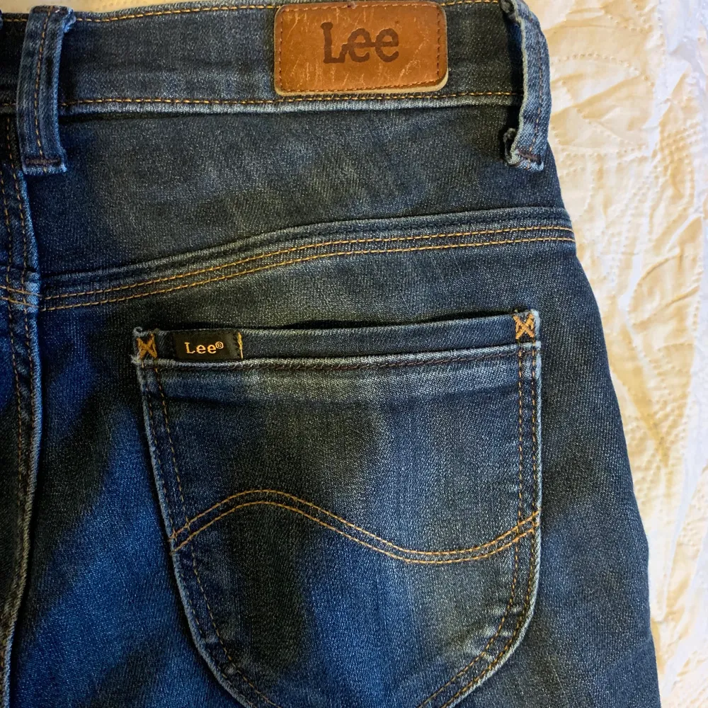 Ett par lågmidjande lee jeans. Passar både xs och s men är ganska så tajta. Ordinarie pris är 1000 och är bara slitna längst med. Kontakta för mer info och bilder!. Jeans & Byxor.