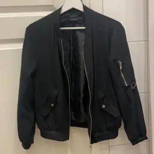 ”Bomber” jacka från Zara i storlek S. Lite tunnare material. (Säljer kläderna på min sida billigt i samband med flytt).  Eventuell frakt står köparen för. 