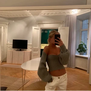 Set från zara - Tube topp samt ärmar i en fin grön färg. Plaggen är i nyskick och aldrig använda av mig😚 Setet är från zara