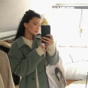 NA-KD Grön jacka - Supersnygg grön kort kappa/jacka från NA-KD! Ordinarie pris: 799kr. Använd fåtal gånger därmed i mycket gott skick. Frakt tillkommer och betalningen sker via Swish!