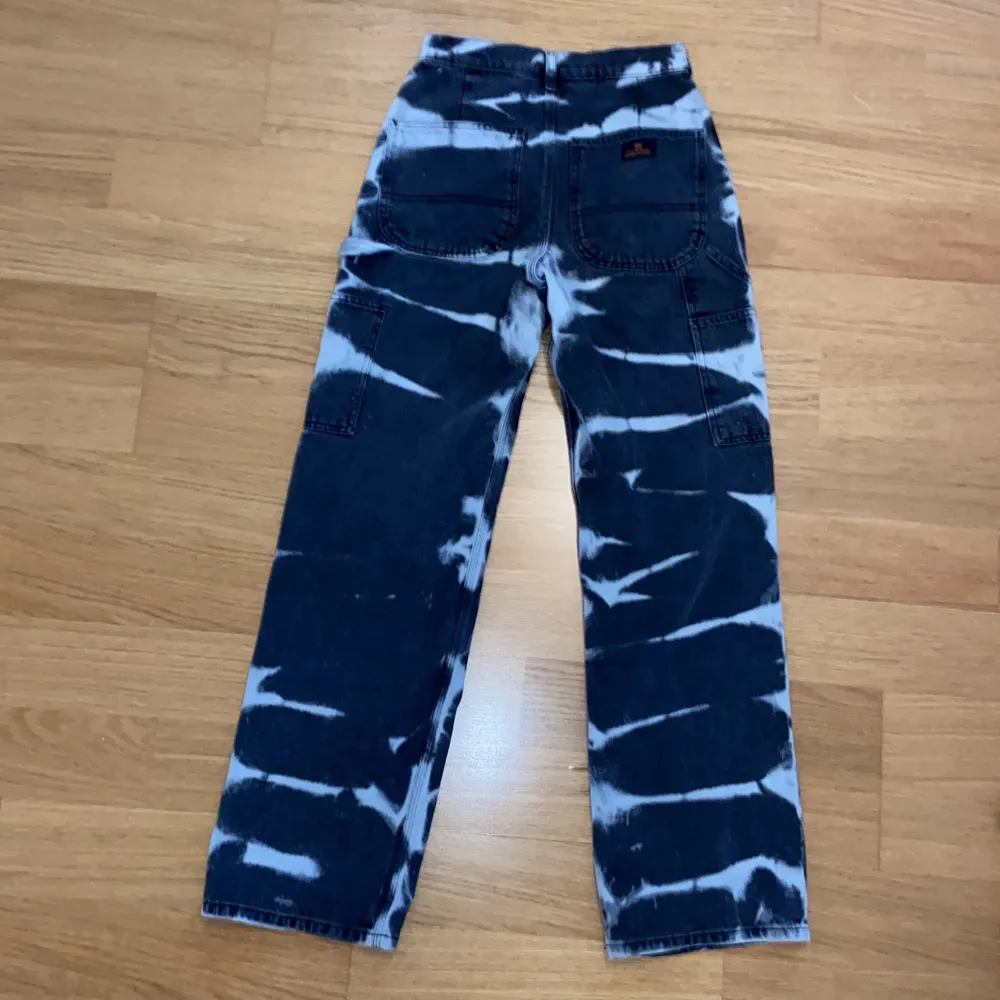 Unikt mönstrade jeans från urban outfitters köpta för ett år sedan, knappt använda. Fint skick, som nya, inga hål eller fläckar! Nypris 879 kr:). Jeans & Byxor.