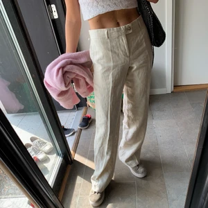 Linne byxor  - Jätte fina Linnebyxor i bra kvalitet från Tiger of sweden i storlek 36. De är insydda i midjan så de går att ta ut i sömmarna ifall man vill få de större.💕