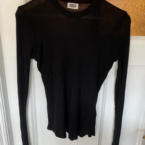 Svart ribbad tröja från weekday - Svart tight lite genomskinlig ribbad tröja från weekday. 